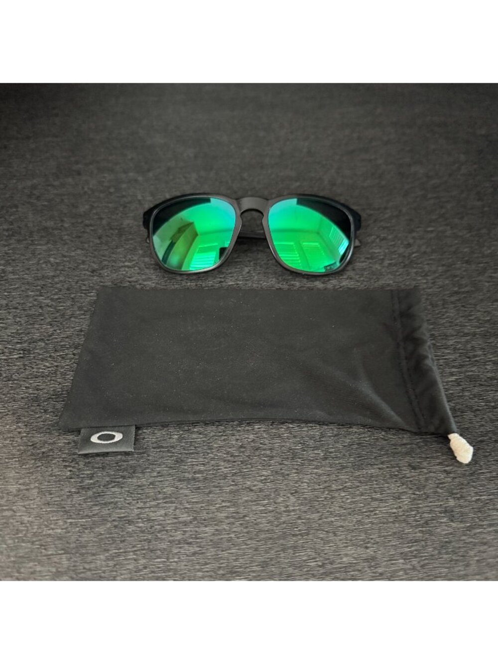 Oakley Sunglasses Green Polarized Lenses Matte Black Frame Lightweight Dust Bag